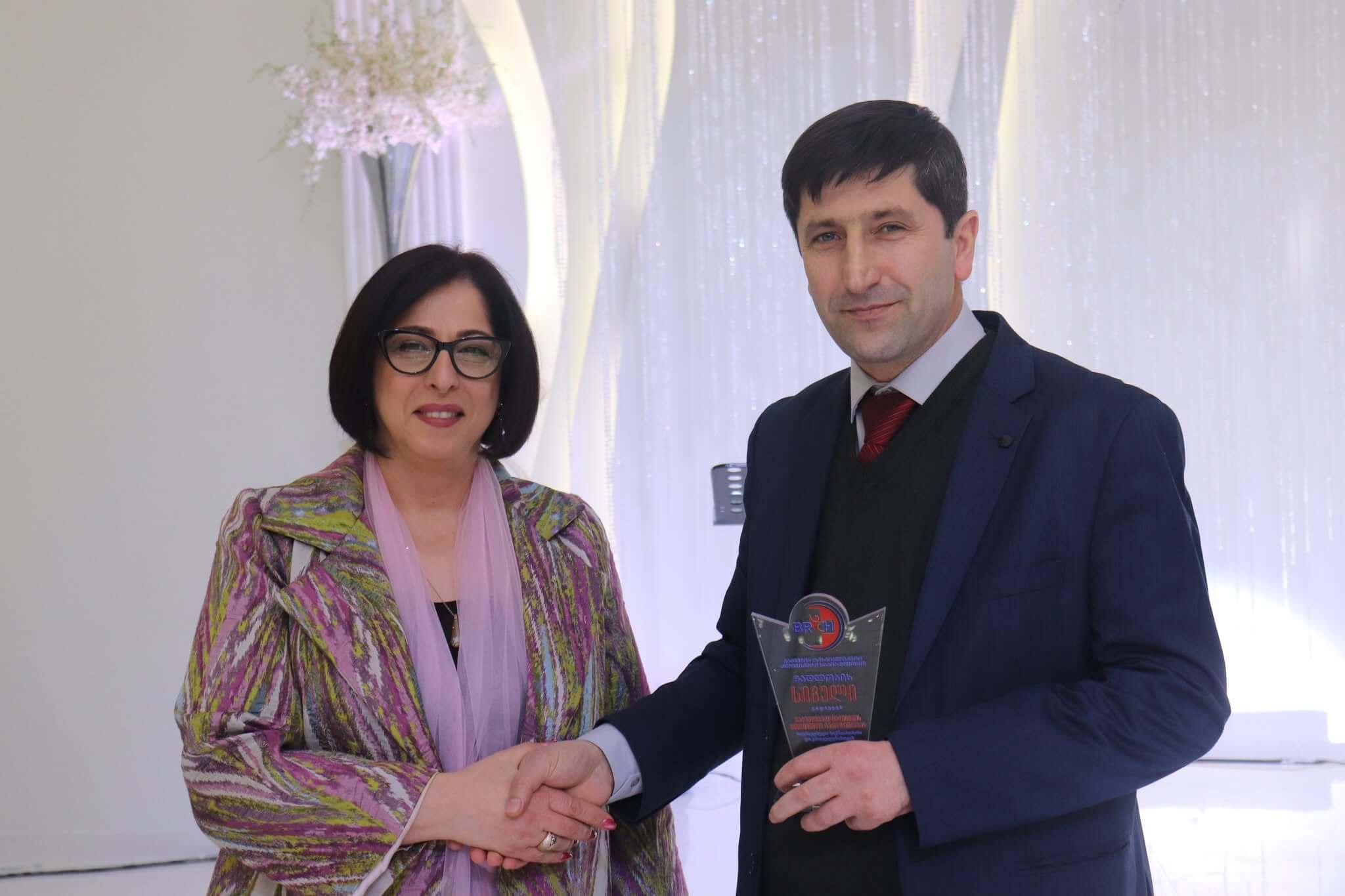 ბათუმის რესპუბლიკური საავადმყოფოს სასწრაფოს ექიმები ამ წუთებში სოლიდარობას უცხადებენ განყოფილების უფროსს, ჯუმბერ ბოლქვაძეს.
