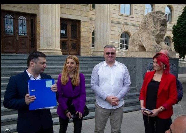 დარეჯან იორდანიძეს ძალადობის მსხვერპლ ქალს წართმული 6 შვილი დაუბრუნდა 2წლიანი მძიმე სასამართლო დავების შედეგად ადვოკატ ლაშა ჯანიბეგაშვილს მარიამ ჭყონიას და დიანა გვიშიანის  მონაწილეობით დაუბრუნდა